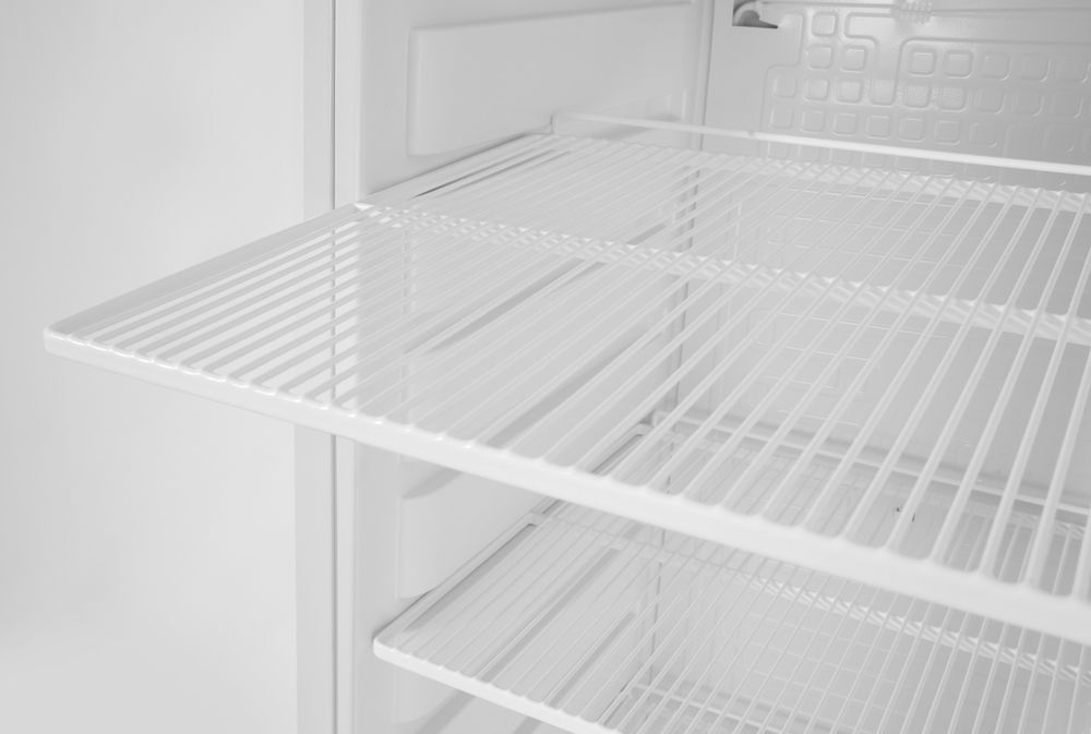 Koelkast in wit gelakte stalen behuizing