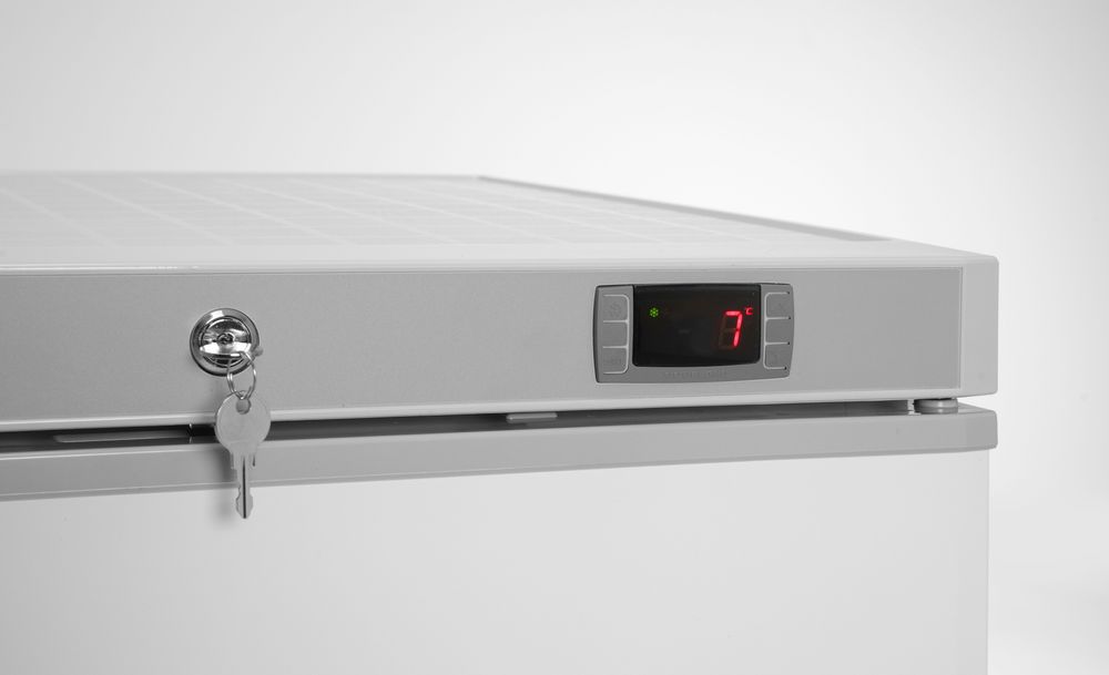 Vrieskast in met wit gelakte stalen behuizing