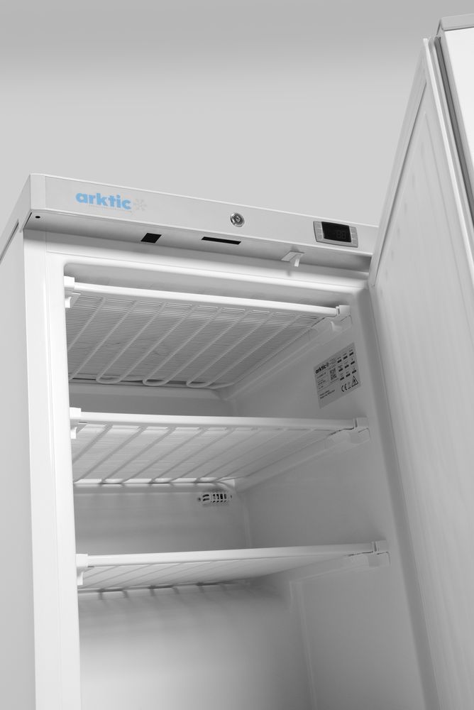 Vrieskast in met wit gelakte stalen behuizing