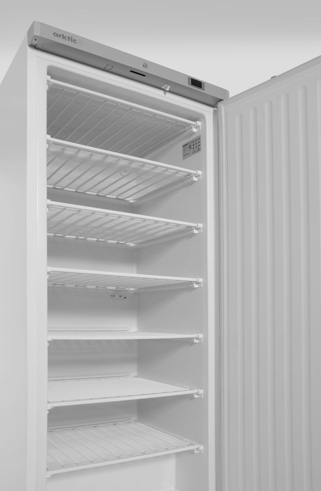 Vrieskast met wit gelakte stalen behuizing