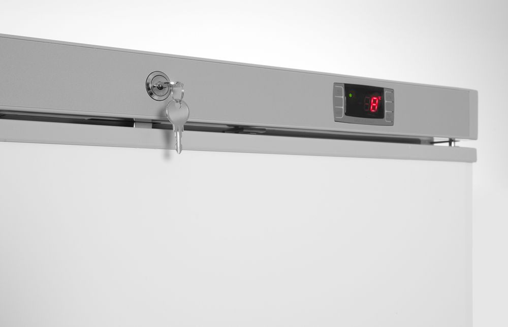 Vrieskast met wit gelakte stalen behuizing