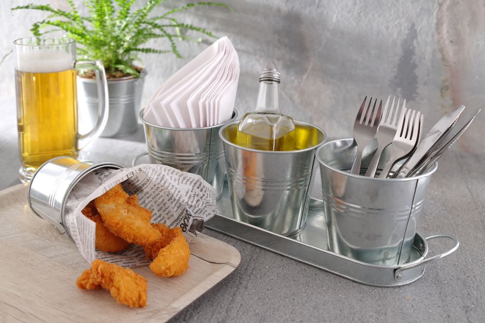 3 emmers met dienblad