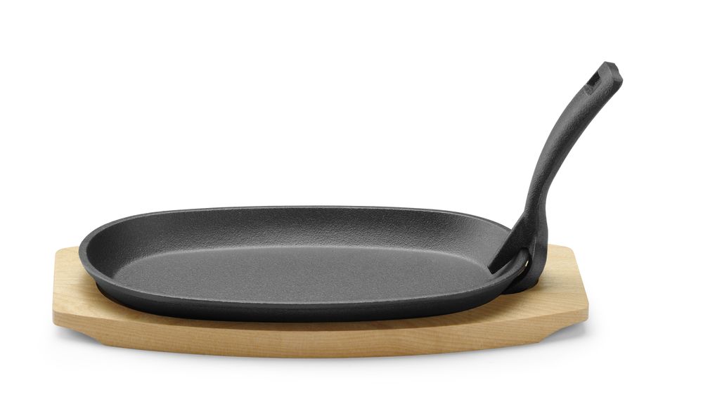 Gietijzeren schaal met houten onderlegger en greep