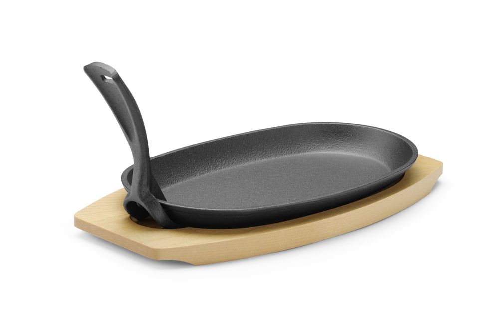 Gietijzeren schaal met houten onderlegger en greep